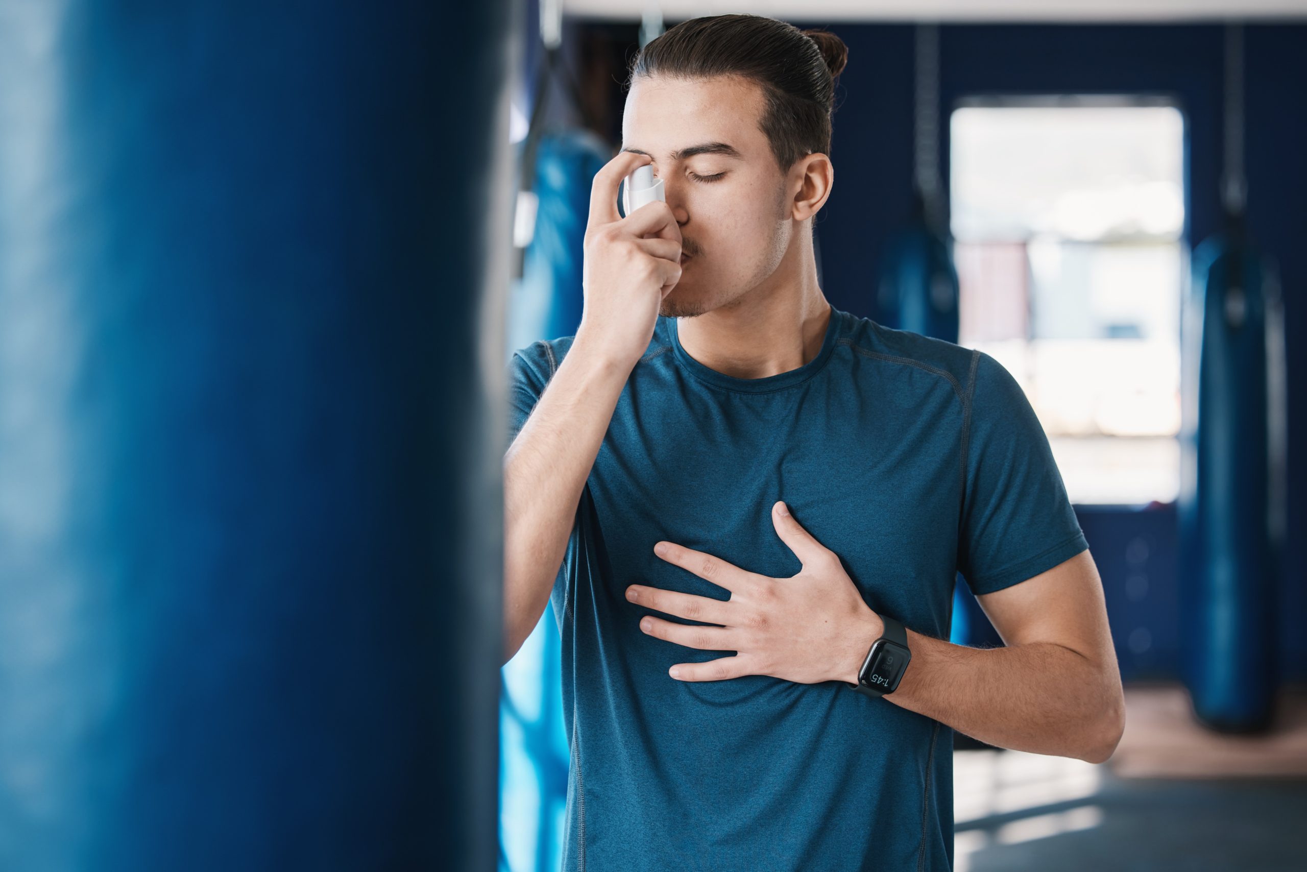 bomba-asma-respirar-hombre-medicina-fisica-spray-bienestar-salud-inhalador-respiratorio-alivio-pulmonar-persona-masculina-gimnasio-entrenamiento-apoyo-problemas-medicos-cuidado